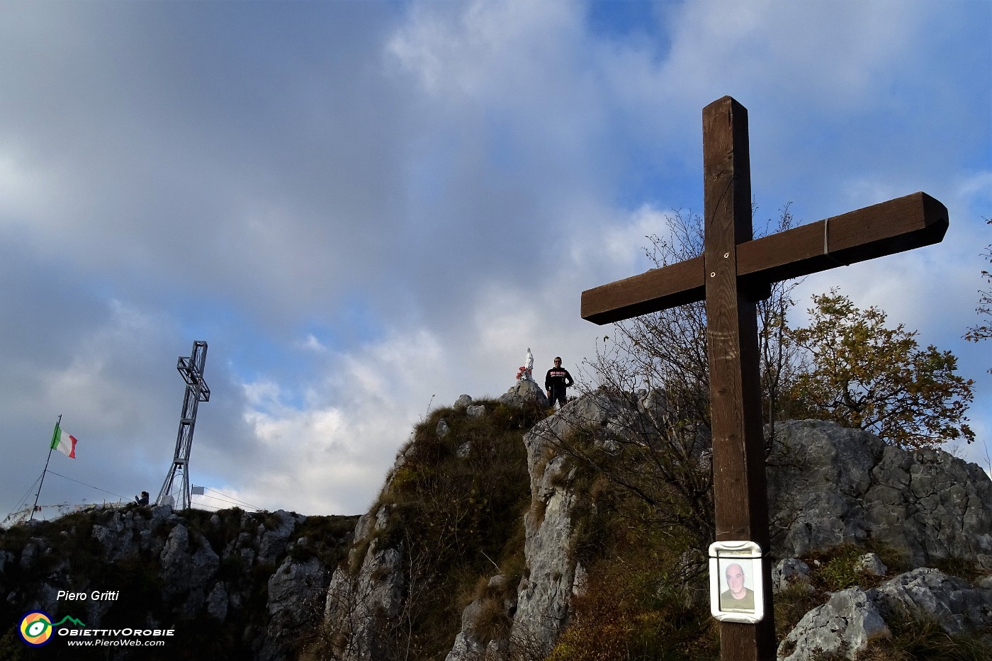 51 Dalla croce lignea vista su Madonnina e Croce .JPG